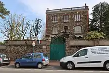 Photographie en couleur d'une maison.