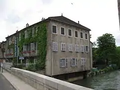 Maison et jardin au bord de la Cuisance.