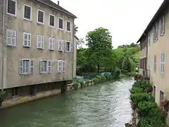 Maison et jardin au bord de la Cuisance.