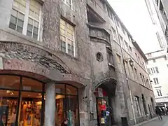 Façade sur la rue et vitrine de la libraire (rayon jeunesse)