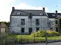 Maison ancienne dans le bourg de Pluneret.