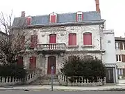 Maison bourgeoise fin XVIIe/début XVIIIe siècle : ordonnancement, symétrie de l'édifice, garde-corps et balustres, fronton triangulaire.