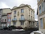 Maison bourgeoise XIXe siècle : architecture éclectique, soubassement accentué par le travail de la pierre et les joints marqués, édicules en haut du toit et corniche denticulée.