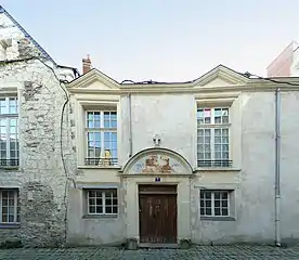  Photographie d'une façade d'une vieille maison, basse, en tuffeau.