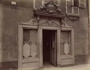 Façade de la maison close du no 106, photographiée entre 1910 et 1912 par Eugène Atget.