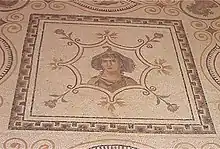 mosaïque au sol représentant une tête de femme