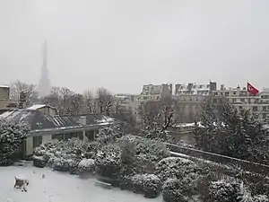 Le jardin sous la neige (à droite, drapeau de l'ambassade de Turquie).