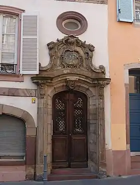 Maison Williameniche avec statue, porte et balcon