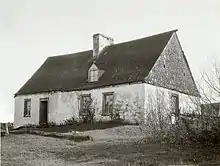 une maison en noir et blanc