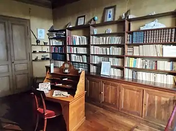 Le cabinet de travail et la bibliothèque utilisés par George Sand vers la fin de sa vie.