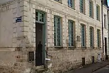 Maison de Maximilien de Robespierre, construite en 1730, située rue Maximilien-de-Robespierre (ex-rue de la Gouvernance). Il y logeait de 1787 à 1789 avec sa sœur Charlotte et son frère Augustin et c'est là qu'il rédigea les textes prérévolutionnaires.