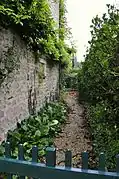 Un sentier dans le jardin de Stéphane Mallarmé.