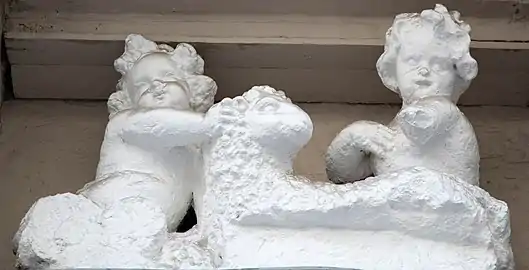Jésus et Jean-Baptiste enfants jouant avec l'agneau (bas-relief sous le balcon).