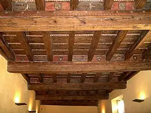 Plafond peint de la salle d'apparat du rez-de-chaussée construite en 1450.