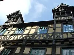 Une maison à pans de bois.