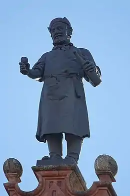 Statue du tonnelier alsacien (1902) au no 19