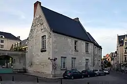 Maison de justice des Bainsmaison, portail contigu