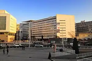 Vue d'un bâtiment de 7 étages, abritant l'ISEN Méditerranée, prise depuis la faculté de droit de Toulon