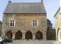 La maison du porche.