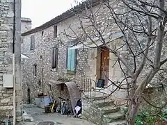 Maison en hauteur dans le village.