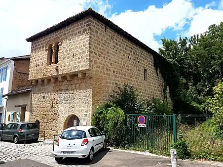 N°6 : maison forte du XIIe siècle inscrite aux Monuments historiques par arrêté du 3 octobre 1929.