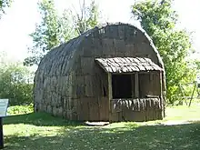 Une reconstitution de maison longue amérindienne.