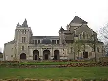Château et basilique de Fontaine-lès-Dijon.