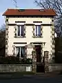 Maison pour sous-directeur de la cartoucherie, de 1950-51, unique maison de ce type et dernier logement construit pour le personnel de l'entreprise. La superficie construite n'est que de 49 m2.