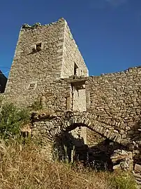 Une maison-tour en ruine.