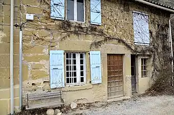 Maison troglodyte, haut de porte daté de 1672.