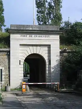 Entrée du fort de Charenton par la rue du maréchal-Maunoury.