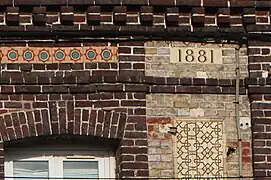 Datation sur la façade de l'ancien hôtel Braconnier.