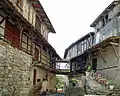 Maisons adossées à la collégiale Saint-Martin de Montpezat-de-Quercy