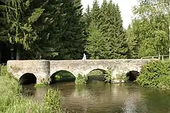 Le pont Marie-Thérèse (XVIIIe siècle) sur la Lesse.