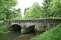 Le vieux pont « de la Justice » (XIXe siècle) franchissant la Lesse à l'est du village de Maissin.