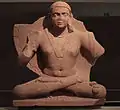 Le bodhisattva Maitreya, en dhoti. Uttar Pradesh, région de Mathura, empire kouchan, fin Ier ou début IIe siècle. Grès rouge, H. 115 ; L. 95 cm. Musée Guimet.