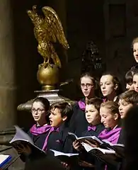 Maîtrise lors de la Nuit des cathédrales de 2014. Près d'eux, l'aigle (le lutrin) derrière les ailes duquel quelques-uns des chantres se rassemblaient.