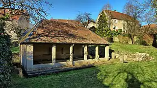 Le lavoir-abreuvoir au centre du village.