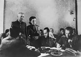 Anton Thernes (debout, à gauche) devant le tribunal pénal pour les crimes commis à Majdanek, en 1944, à Lublin, en Pologne.