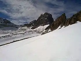 Le Majinghorn vu du col de Ferden, avec le glacier d'Oberferden au premier plan.