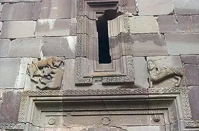 Sculptures de la fenêtre centrale du gavit.
