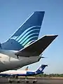 Avion de la compagnie Garuda Indonesia (premier plan, 2006).