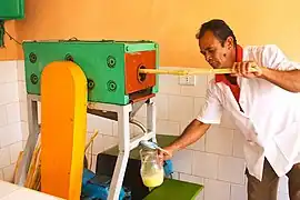 Le jus de canne ainsi pressé est ensuite filtré par une petite passoire, Cárdenas, Province de Matanzas, Cuba.