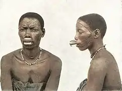 Femme makonde, labret de la lèvre supérieure.