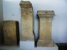 Groupe de trois stèles romaines dans un muée