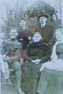 photo de Malègue dans sa famille au sortir de la Grande guerre