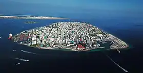 Les îles de Malé et Hulhulé (aéroport international de Malé), et Funadhoo entre les deux.