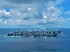 Même vue, de plus près. On voit bien le panache de fumée qui se dégage en permanence de Thilafushi.
