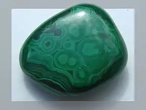 De la malachite polie.