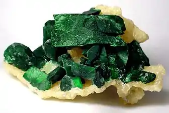 Malachite et azurite sur smithsonite 0,8 × 6 × 4,5 cm. Tsumeb Mine (Tsumcorp Mine), Tsumeb, Otjikoto (Oshikoto), Namibie.